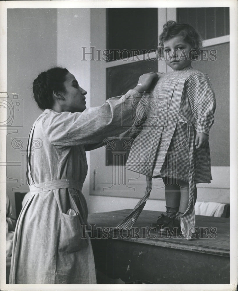 1950 Press Photo Unicef Clothing Aid United Nations - RRW36977 - Historic Images