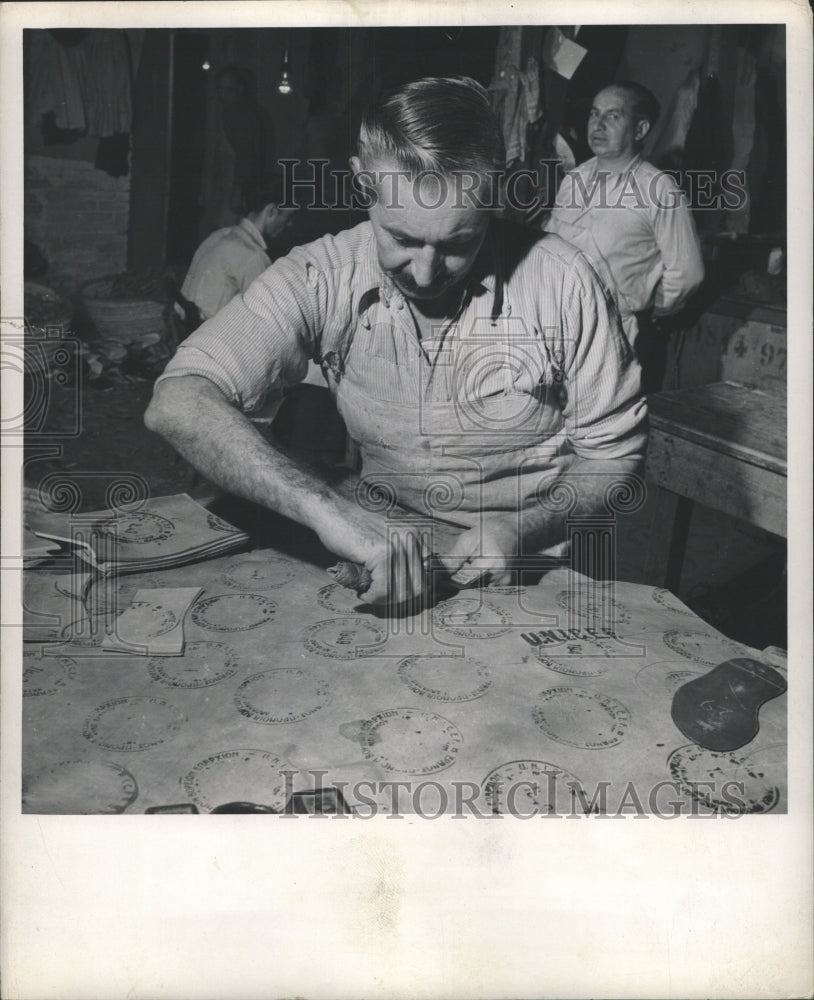 1950 Press Photo AID UNITED NATIONS FREE CLOTHING - RRW36979 - Historic Images