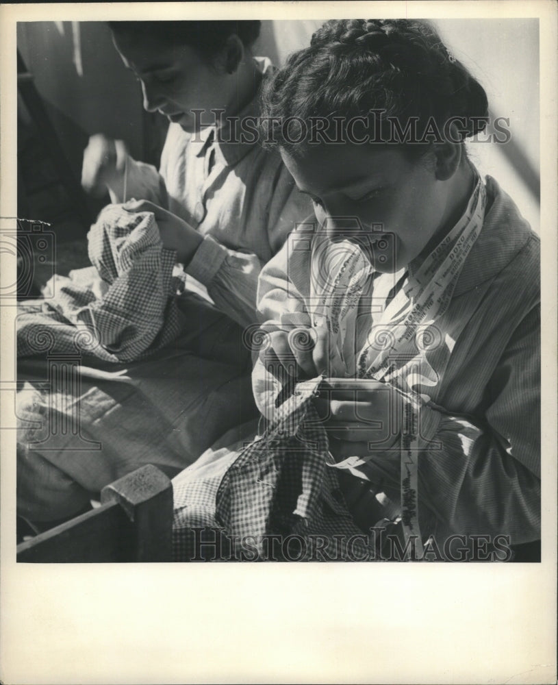 1950 Press Photo Unicef Clothing Aid Italy - RRW36987 - Historic Images