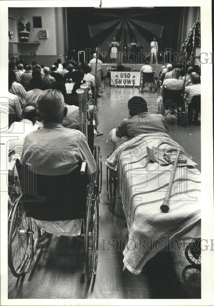 1979 Press Photo USO Show Veteran Hospital - RRW37013 - Historic Images