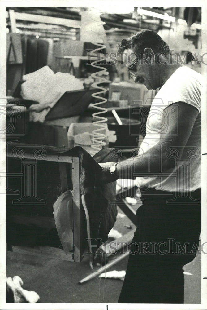 1977 Press Photo John Hipsman upholstering staple gun - RRW37073 - Historic Images