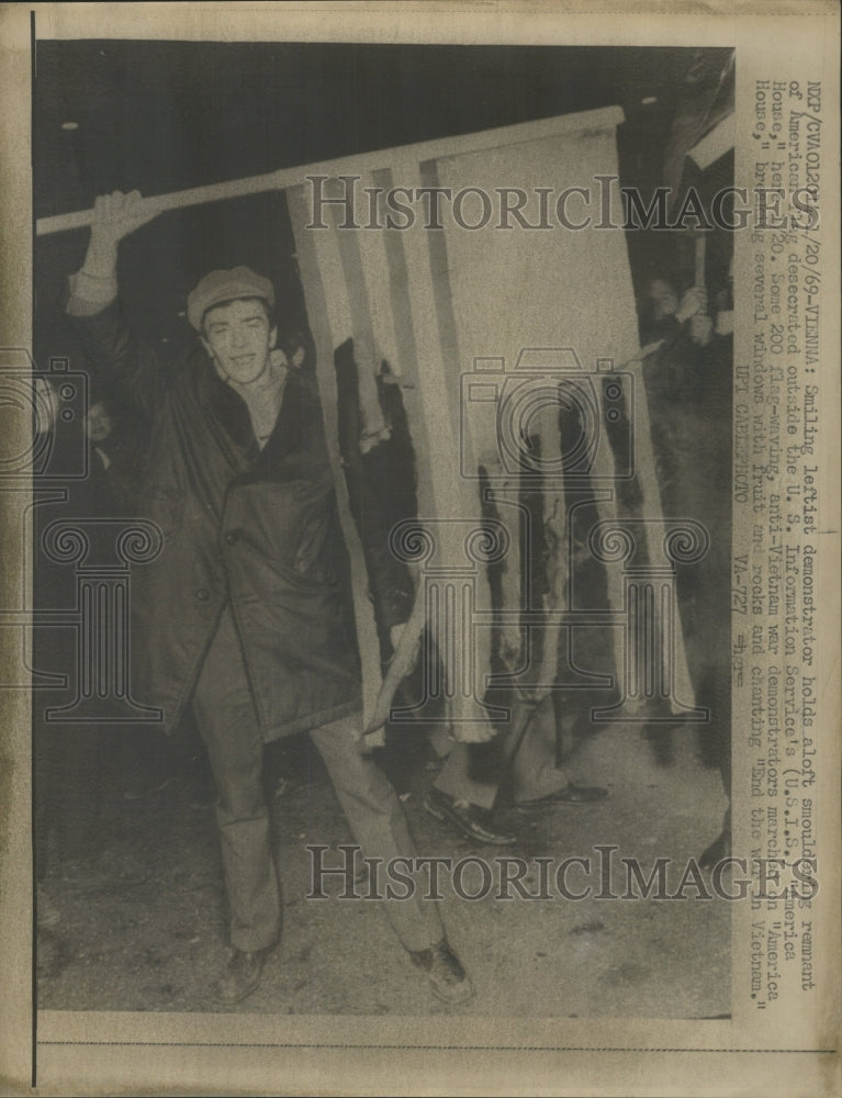 1969 Press Photo Vietnam Demonstrator Burning US Flag - RRW37085 - Historic Images