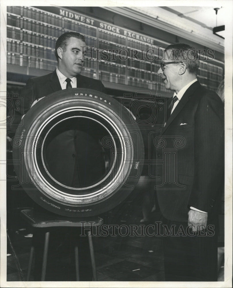 1969 Press Photo Uniroyal Inc. Common Stock - RRW37119 - Historic Images