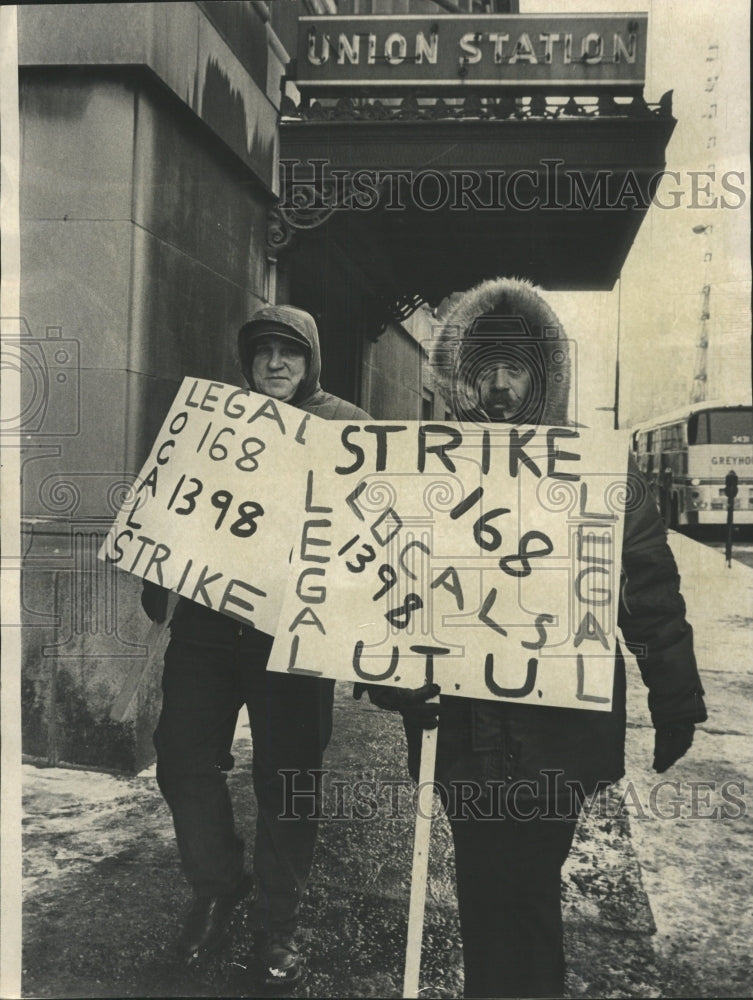 1973 Press Photo Pickets Parade Near Union Station - RRW37135 - Historic Images