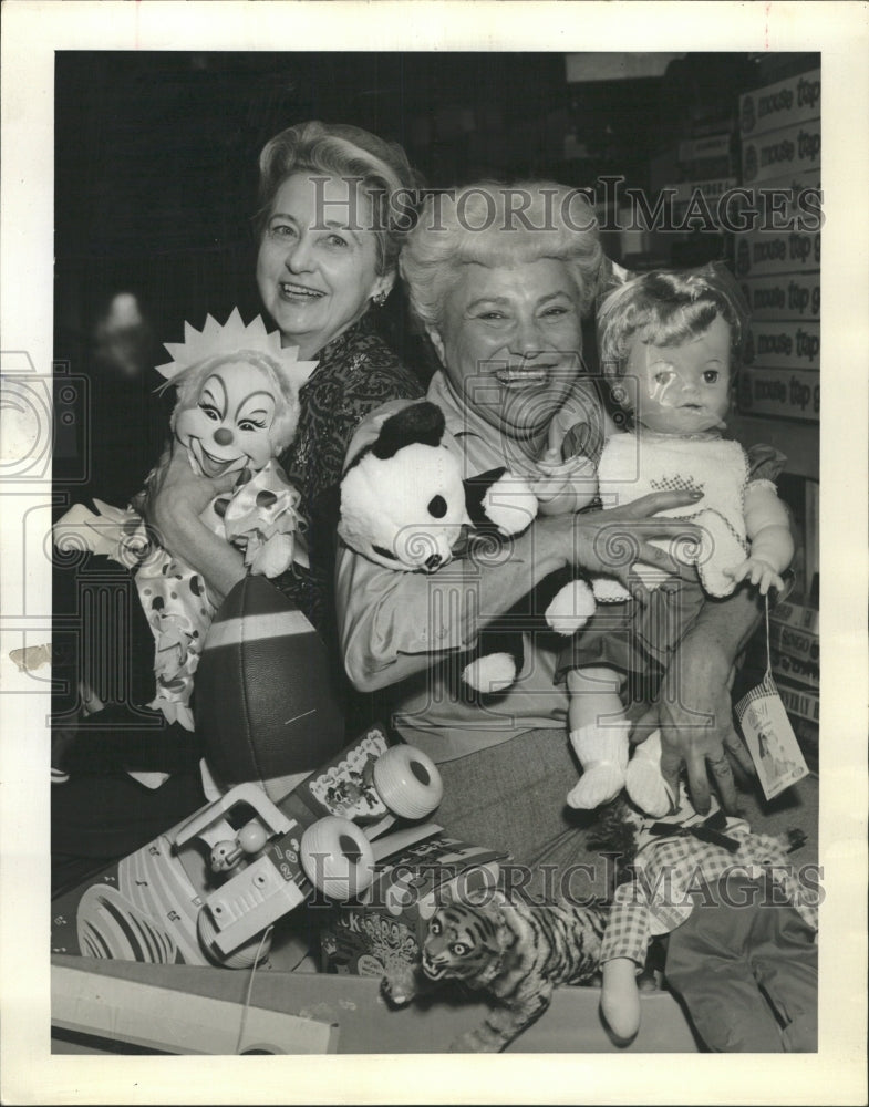 1964 Press Photo Mrs Clair Furlong Mrs Theodore Mayer - RRW37195 - Historic Images