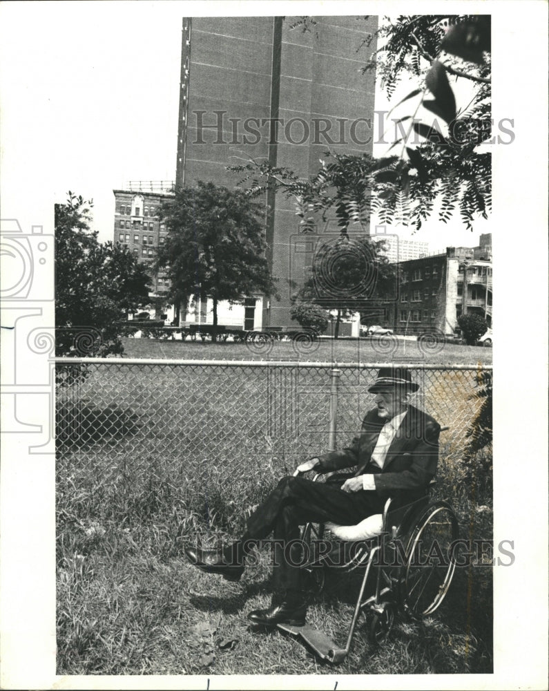 1978 Press Photo Man On Wheelchair Visits Park Daily - RRW37227 - Historic Images