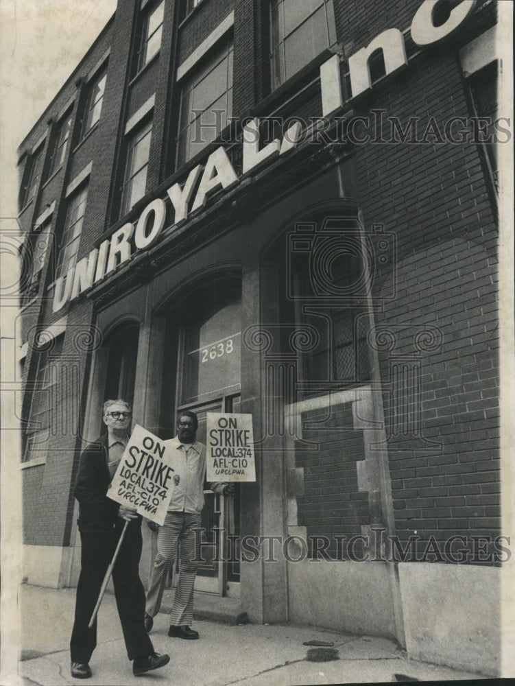 1976 Press Photo Strike Union Rubber Workers Uniroyal - RRW37267 - Historic Images