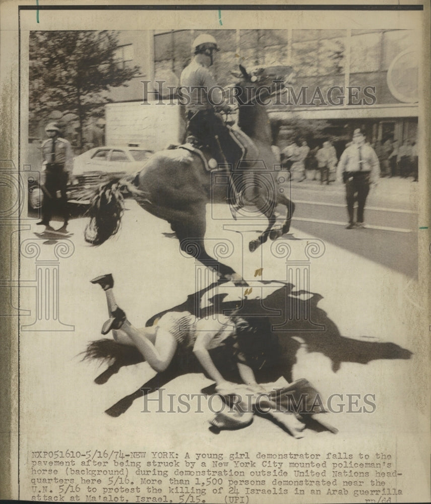 1974 Press Photo Young Girl Demonstrator Pavement City - RRW37339 - Historic Images