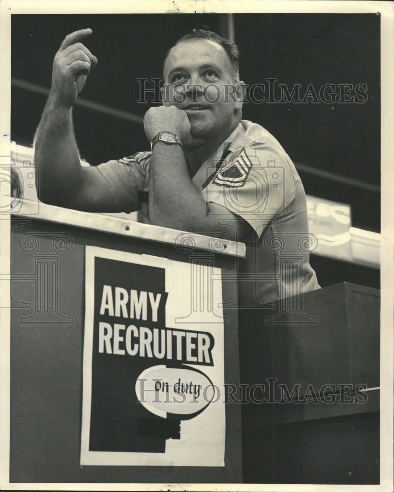 1965 Press Photo U.S. Army Recruiting Center Chicago - RRW37381 - Historic Images