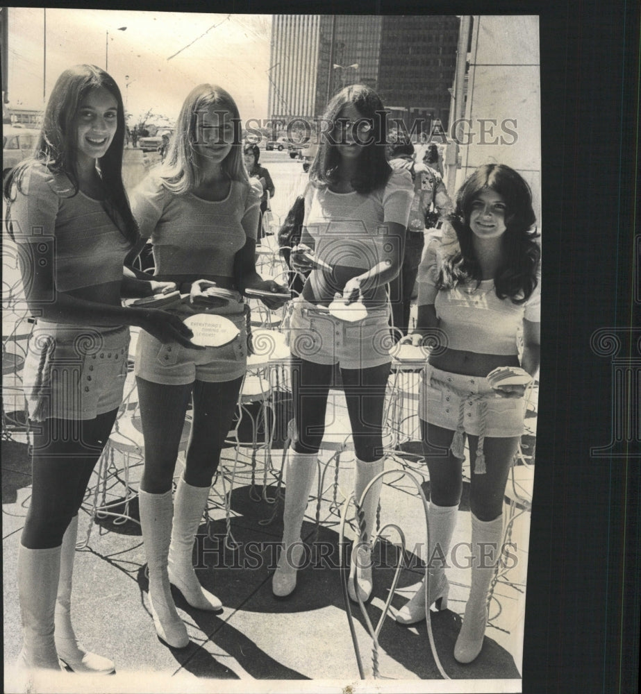 1972 Press Photo Lemonade Sale Boys Club - RRW37465 - Historic Images