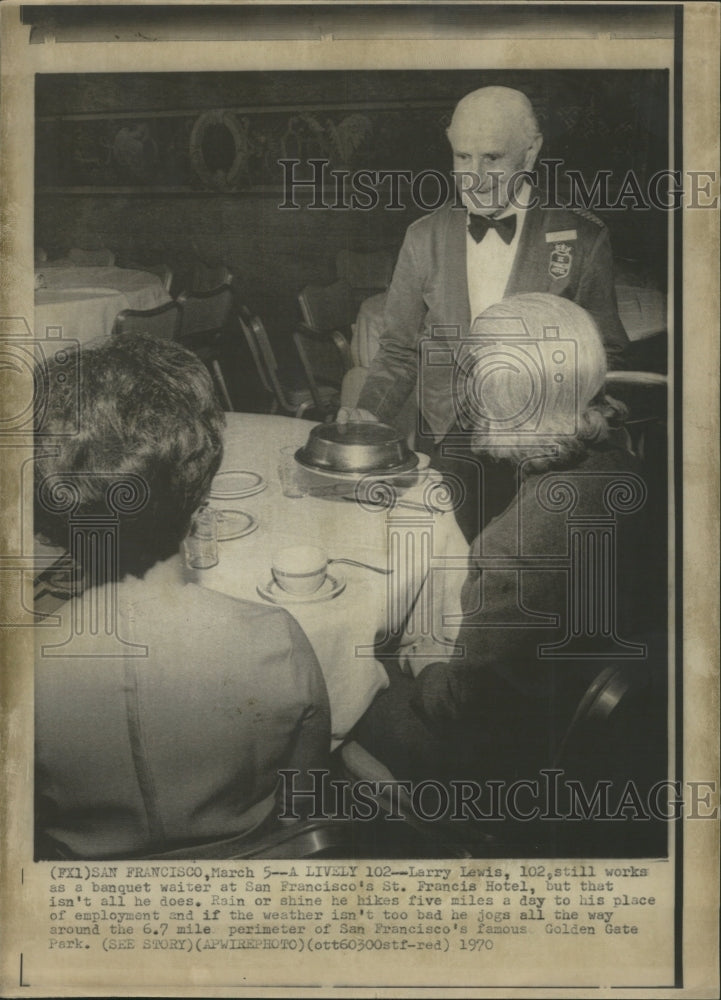 1970 Press Photo Banquet Waiter Larry Lewis 102 Jogger - RRW37477 - Historic Images