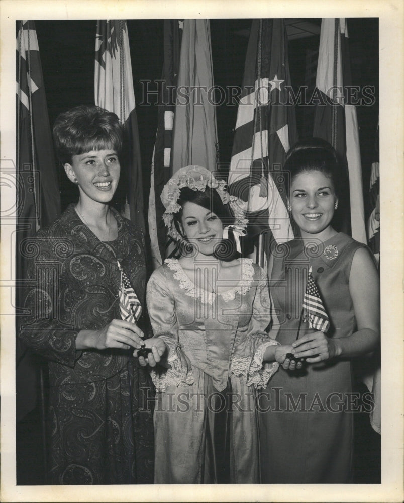 1966 Press Photo United of America Bank celebrates - RRW37505 - Historic Images