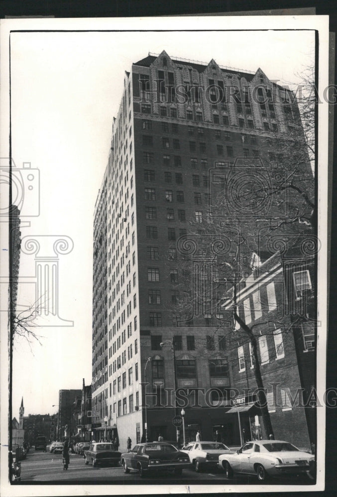 1975 Press Photo Three Men Beaten In Penthouse Apt. - RRW37553 - Historic Images