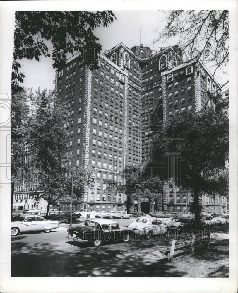 1958 Press Photo Chicago apartment building at 56th - RRW37569 - Historic Images