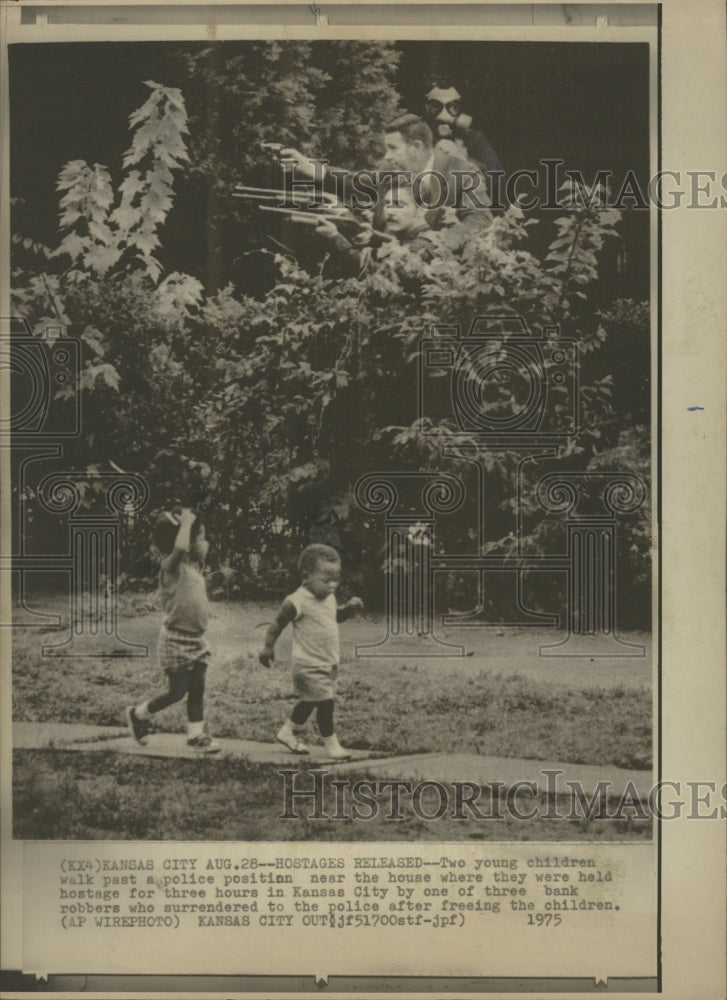 1975 Press Photo Chlidren Released from Hostage - RRW37595 - Historic Images