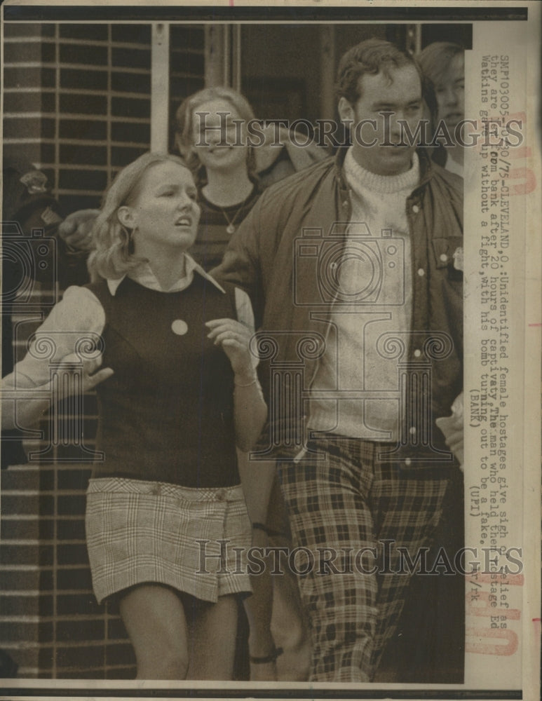 1975 Press Photo hostage woman being released - RRW37601 - Historic Images