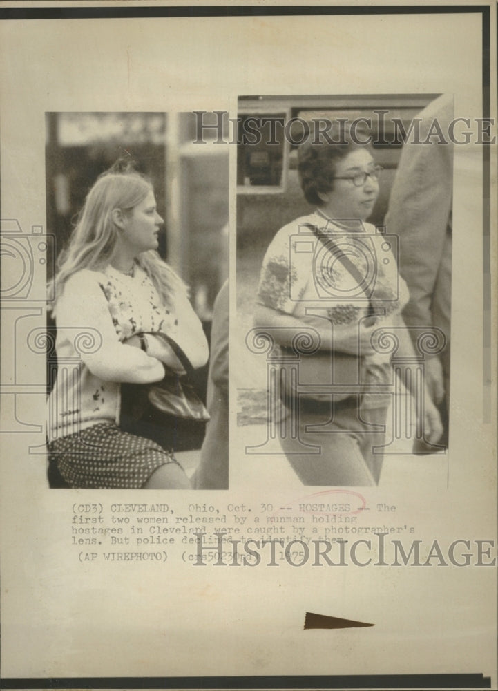 1975 Press Photo First two women hostage that was relea - RRW37605 - Historic Images