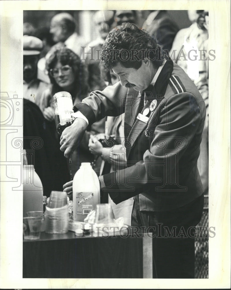 1983 Press Photo Bar Tender Ernesto Davila - RRW37623 - Historic Images