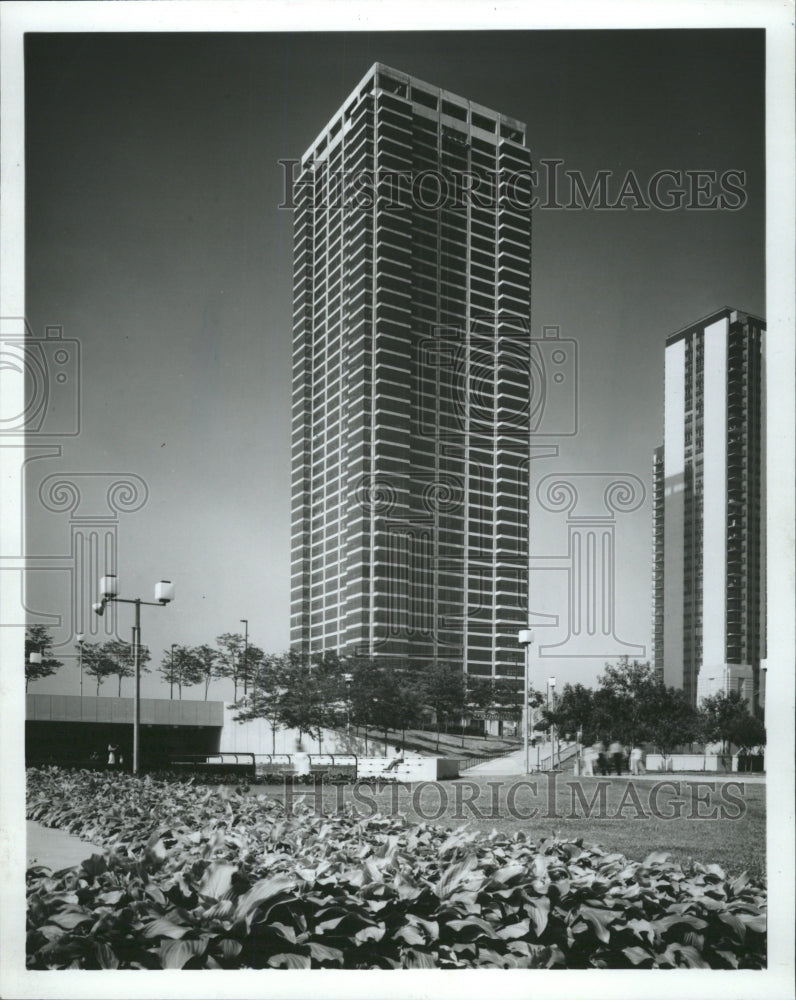 1982 Press Photo Buckingham Plaza Apartment Building - RRW37651 - Historic Images