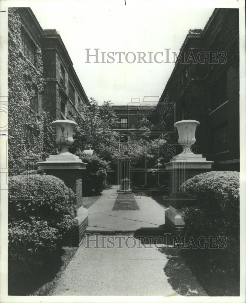 1975 Press Photo Condominium Atrium Courtyard - RRW37661 - Historic Images