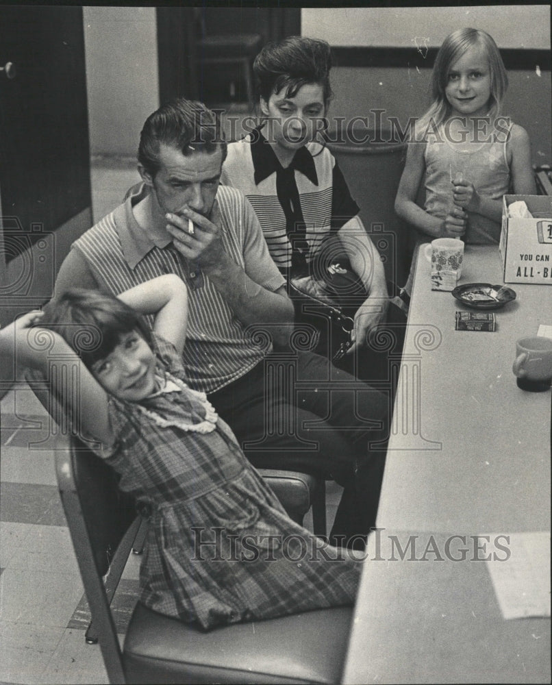 1972 Press Photo Evicted family at a police station - RRW37721 - Historic Images