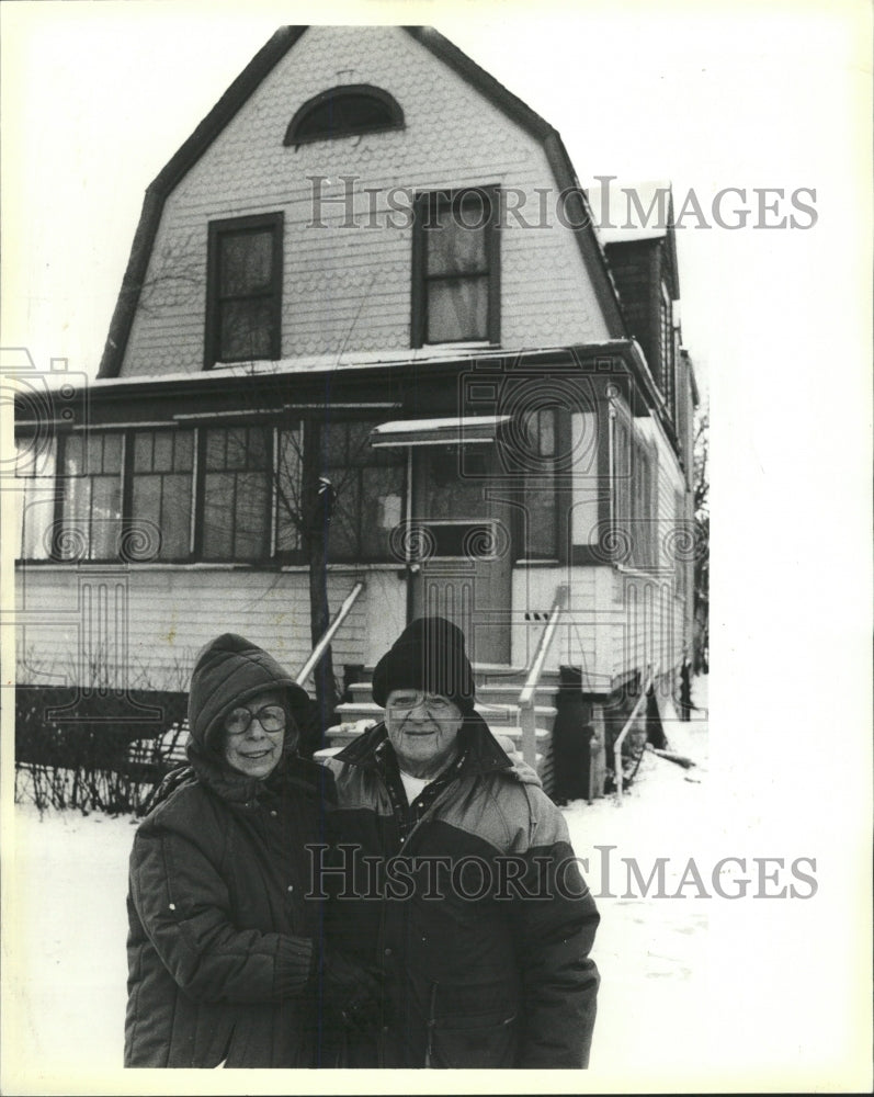 1983 Press Photo Elizabeth and Berthold Kuellmar stand - RRW37729 - Historic Images