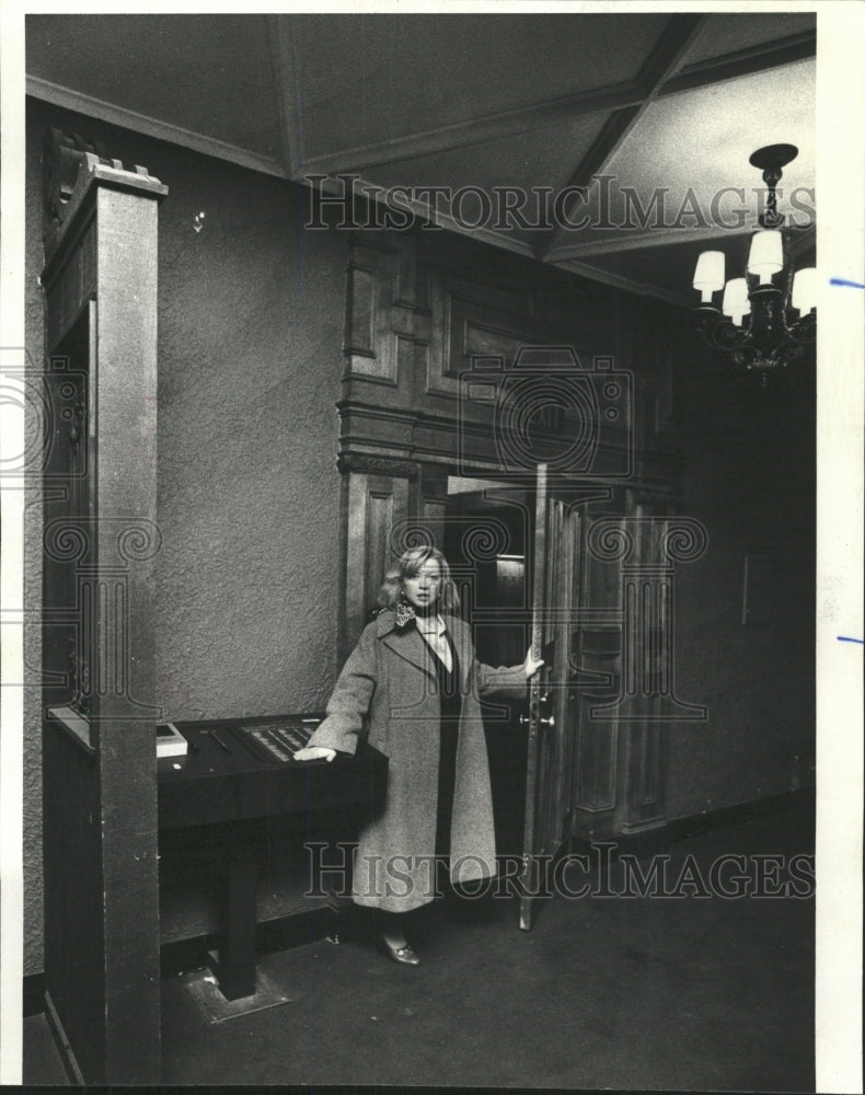 1978 Press Photo Connie Walker revisits apartment after - RRW37733 - Historic Images