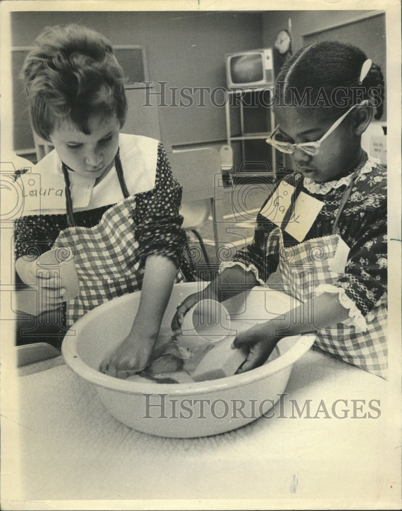 1966 Press Photo Laura Bernatovich and Gail Hutchinson - RRW37735 - Historic Images