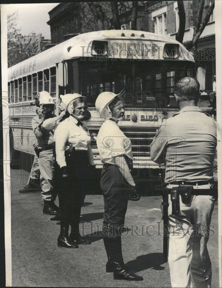 1970 Press Photo Women sheriff on duty during mass evic - RRW37753 - Historic Images