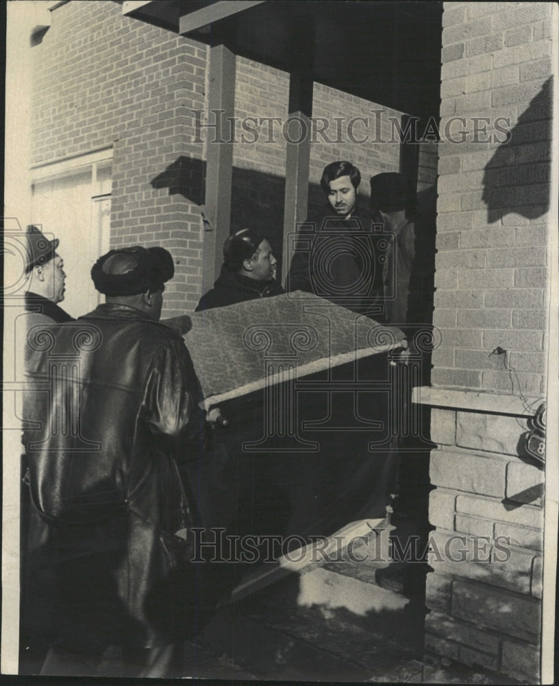 1970 Press Photo People carrying back couch from evicte - RRW37757 - Historic Images