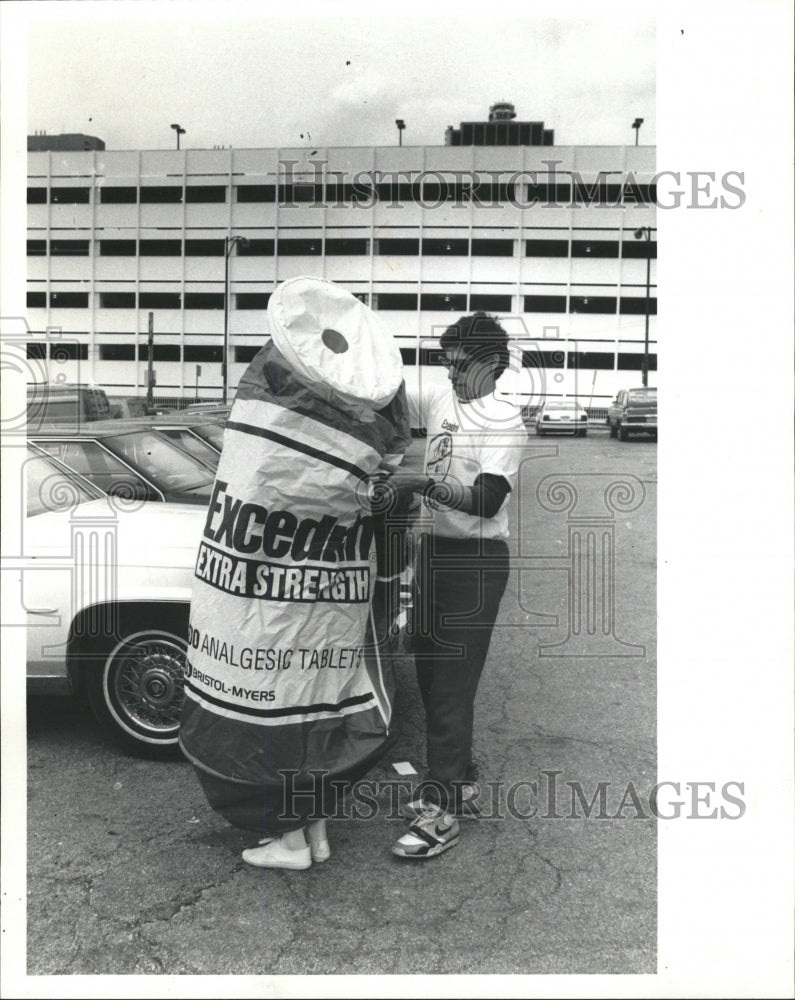 1990 Press Photo Inflatable Excedrin bottle mascot - RRW37779 - Historic Images