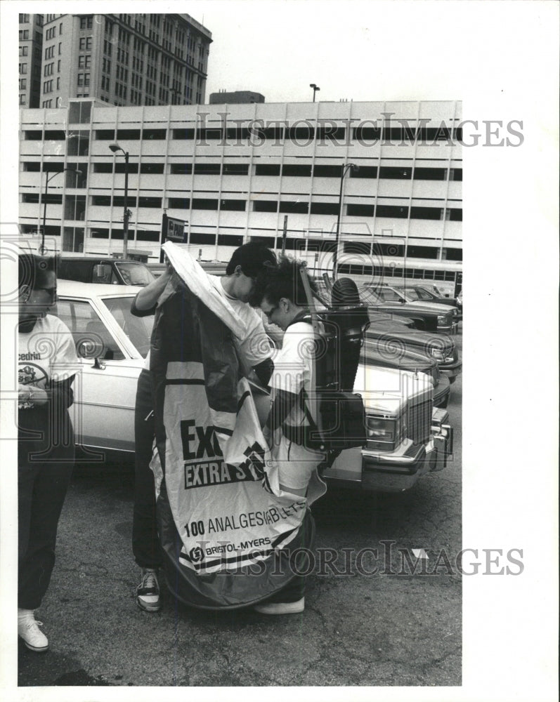 1990 Press Photo Inflatable Excedrin Bottle Mascot - RRW37781 - Historic Images