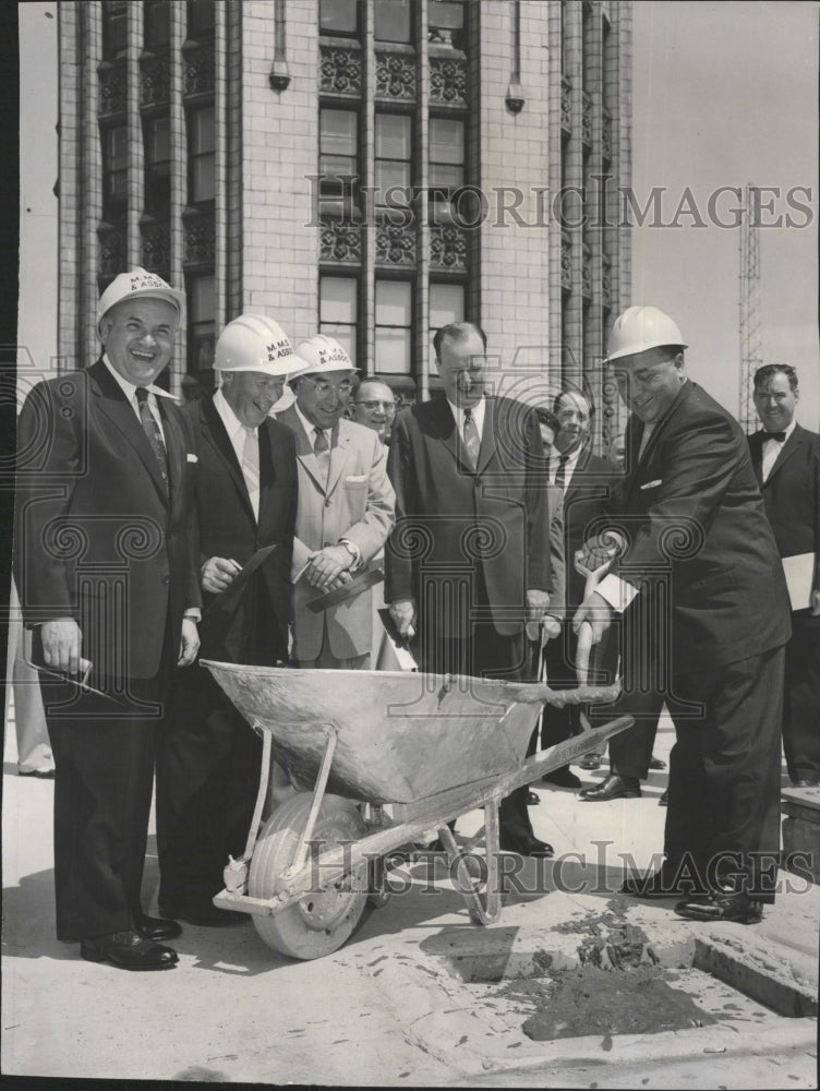 1958 Press Photo Topping ceremony at the Executive Hous - RRW37795 - Historic Images