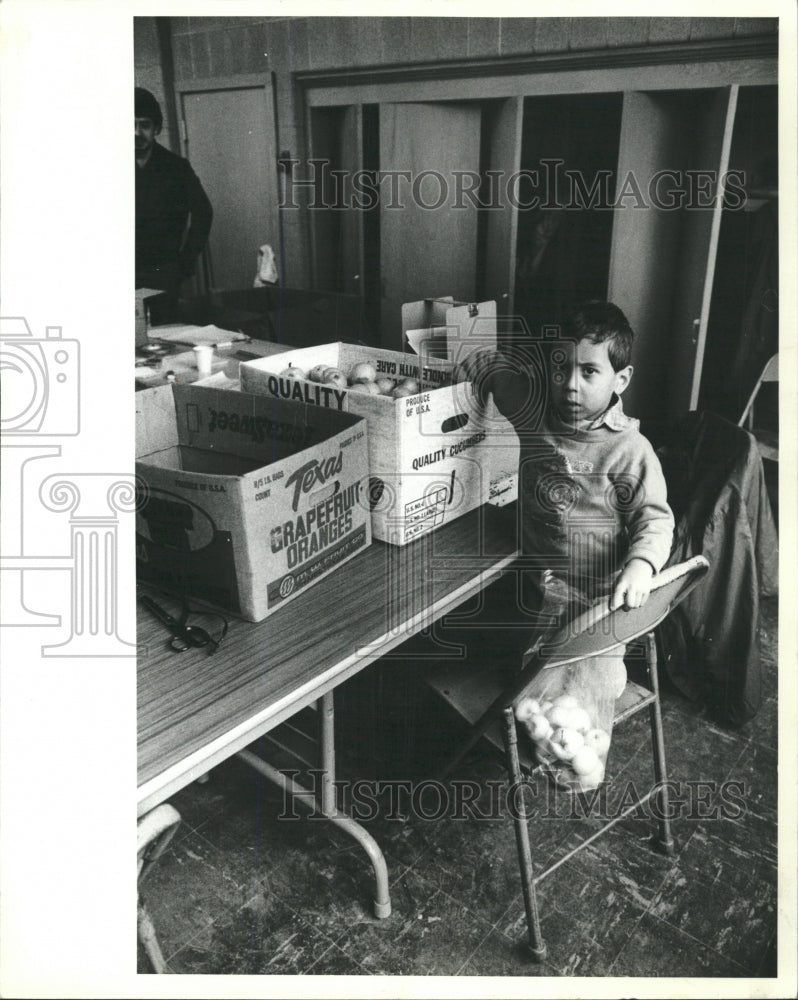 1982 Press Photo Volunteer from the United Steel Worker - RRW37839 - Historic Images