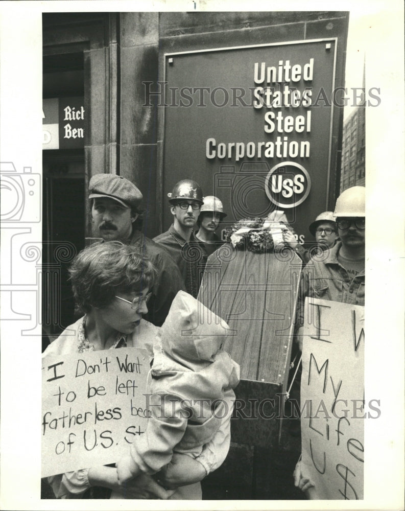 1977 Press Photo Steel Workers Union Picket - RRW37843 - Historic Images