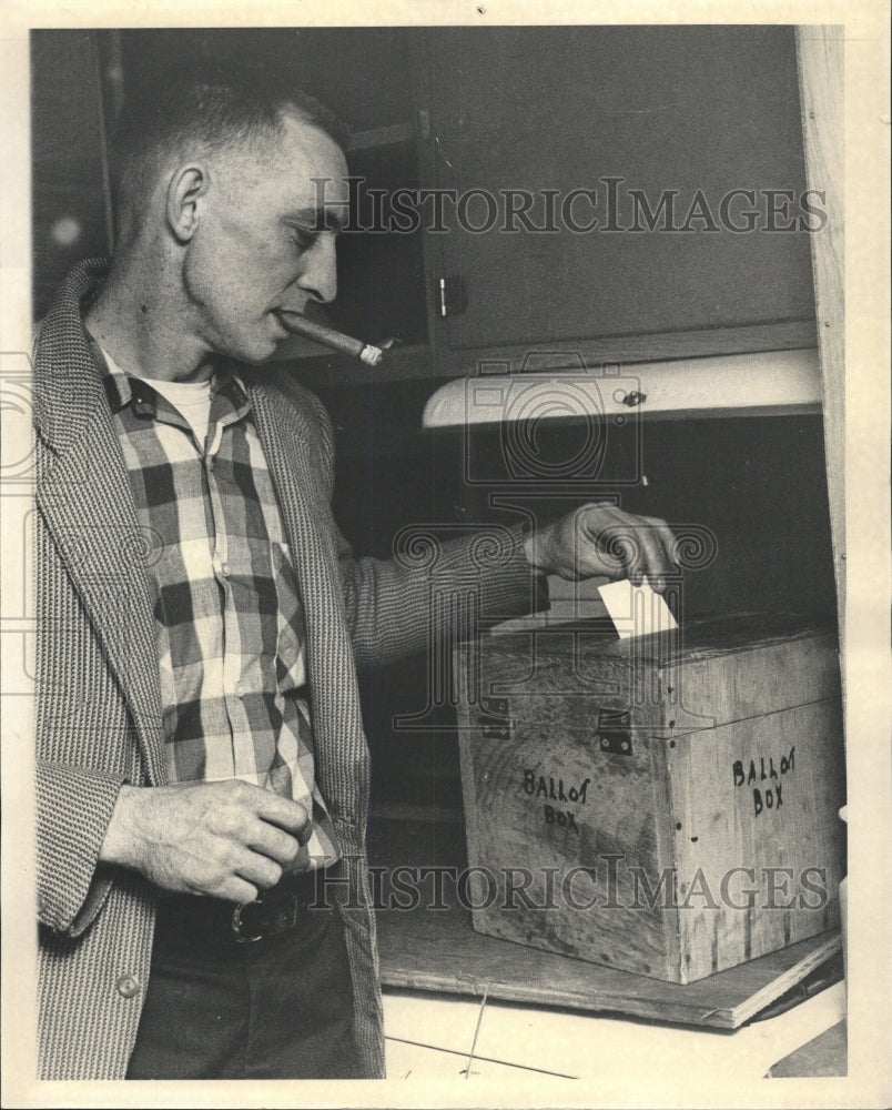 1965 Press Photo Erbie Watson cast ballot at Republic - RRW37849 - Historic Images