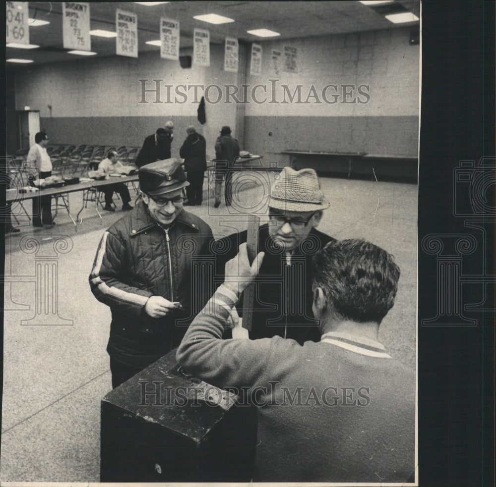 1973 Press Photo Workers cast ballot for United Steel - RRW37851 - Historic Images