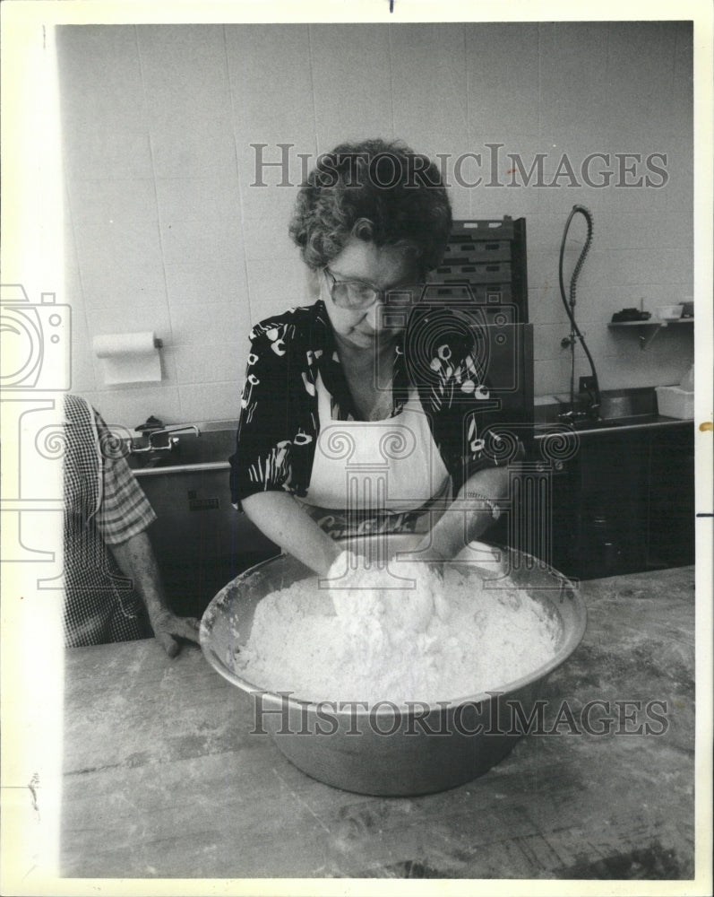 1985 Press Photo Members of the Ladies Aid Society - RRW37867 - Historic Images