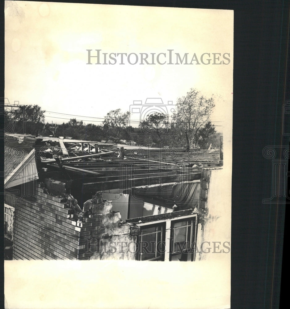 1965 Press Photo Roof blown apartment building at Lockp - RRW37901 - Historic Images