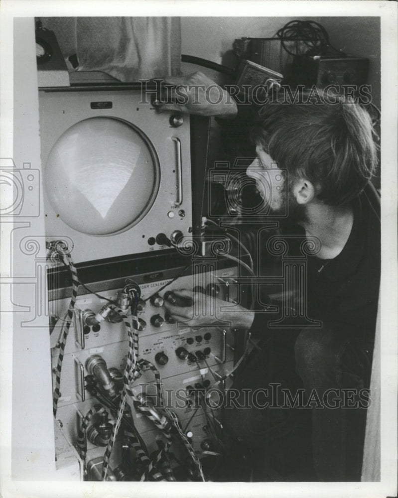 1968 Press Photo Trevor Smith Monitors Cathode Ray Tube - RRW37907 - Historic Images