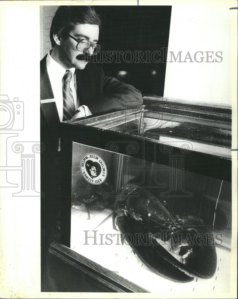 1984 Press Photo Greg Kiefer admires a 105 yr old lobst - RRW37923 - Historic Images