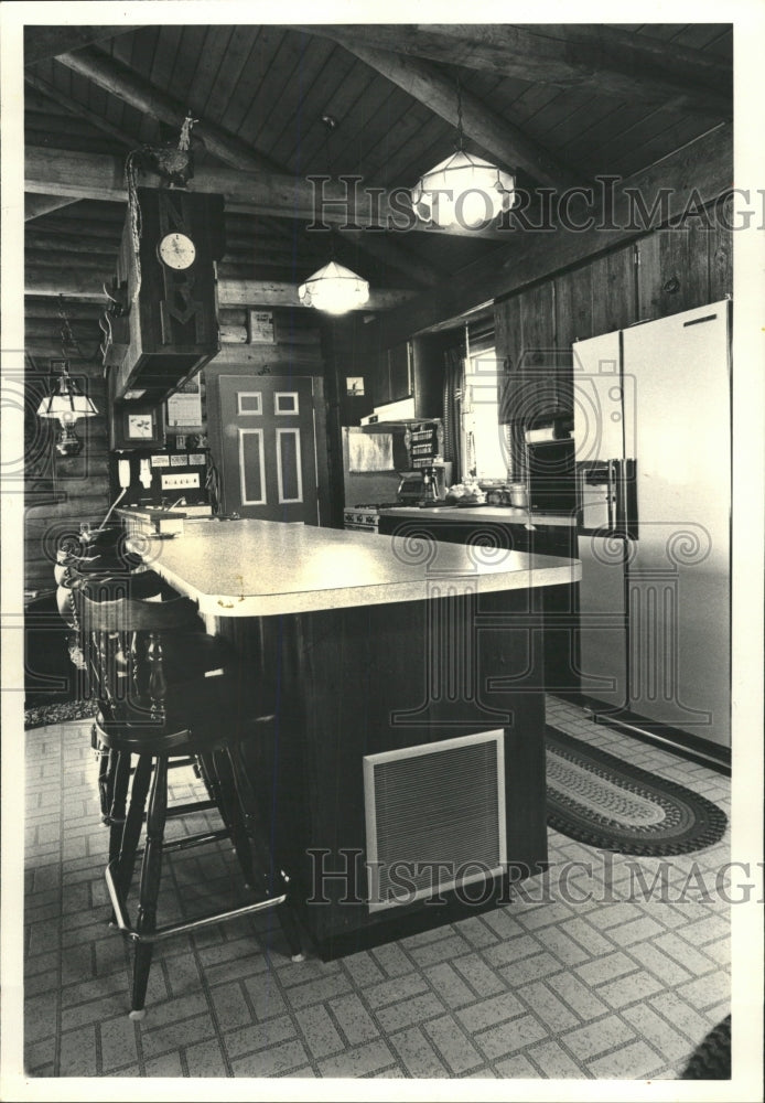 1978 Press Photo Rustic But Modern Kitchen In Log Home - RRW37959 - Historic Images