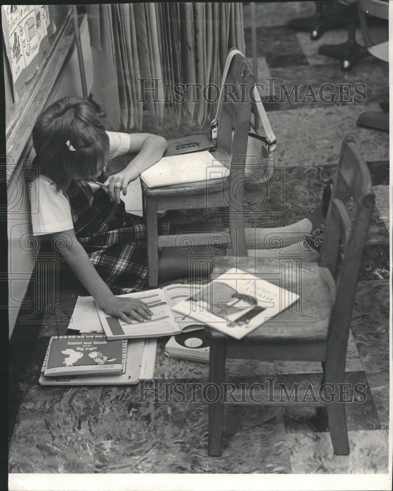 1972 Press Photo Floor School Work OK Sacred Heart - RRW37987 - Historic Images