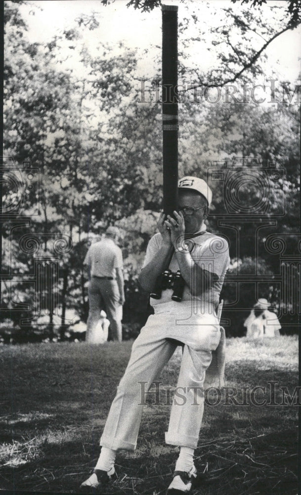 1975 Press Photo Golf fan w/periscope at US Open - RRW38021 - Historic Images