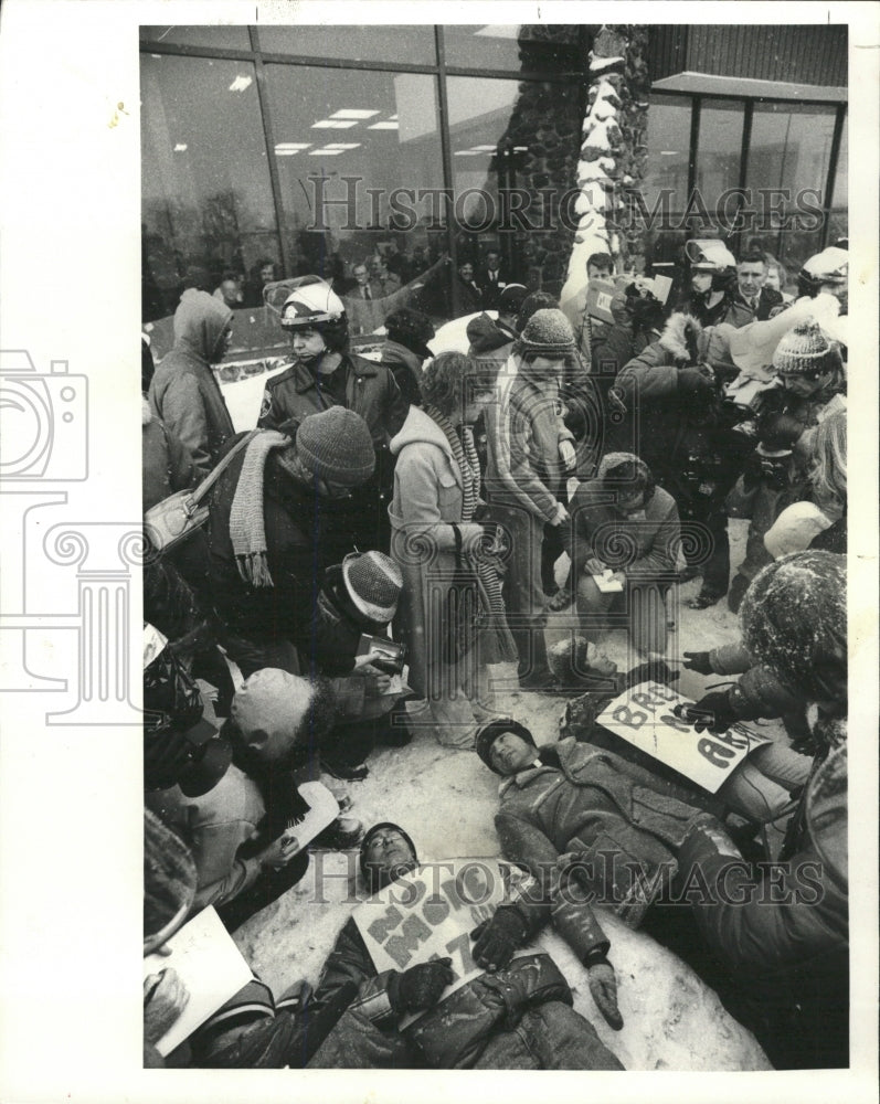 1979 Press Photo Demonstrators Rosemont Expo Hall fair - RRW38057 - Historic Images