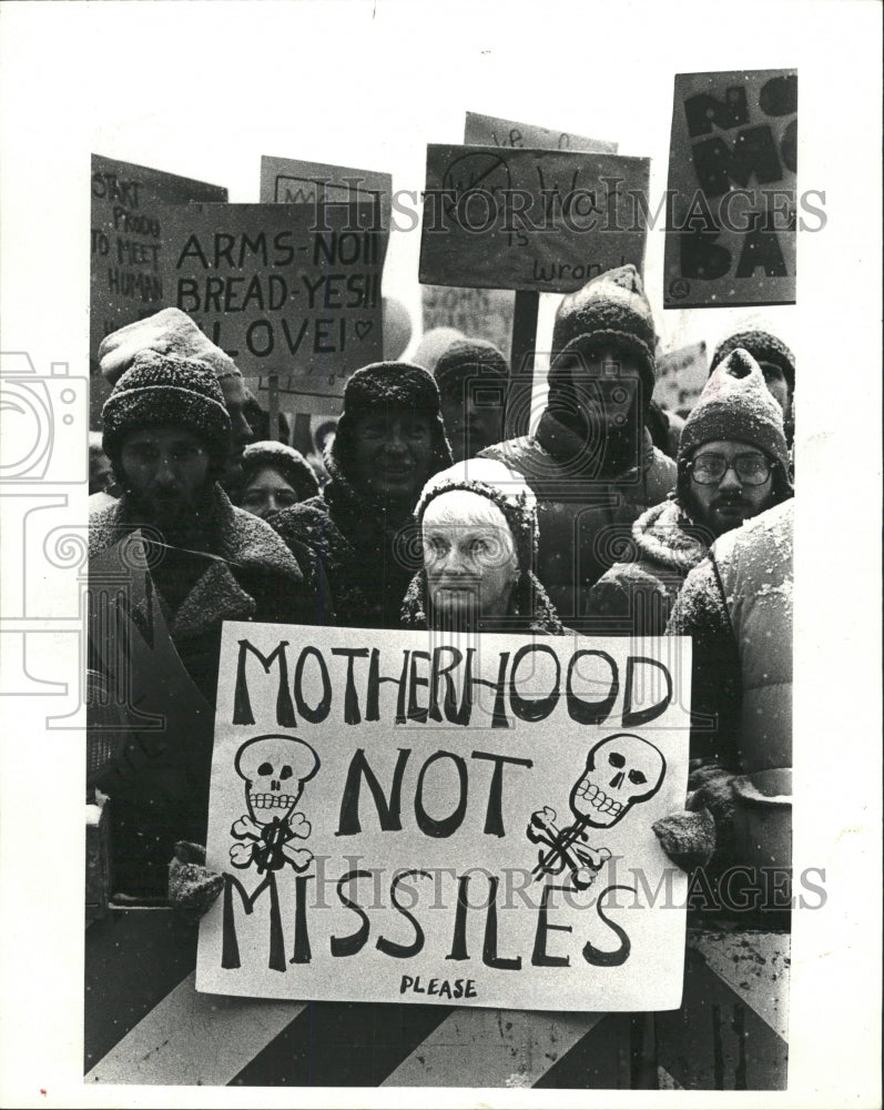 1979 Press Photo Peace Demonstrators Display Posters - RRW38059 - Historic Images