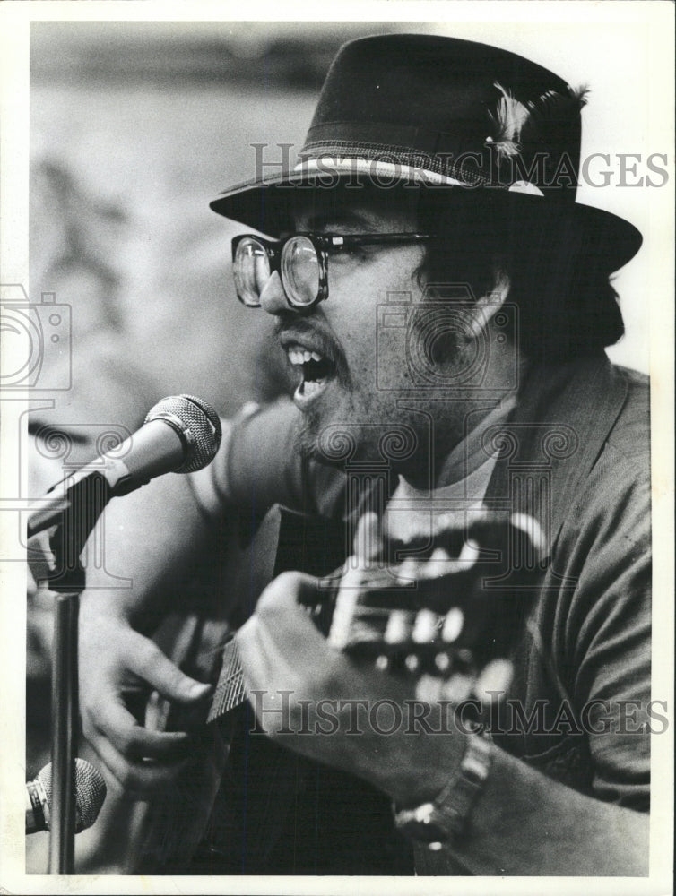 1982 Press Photo Jesus Negrete sings St. Pius Church - RRW38117 - Historic Images