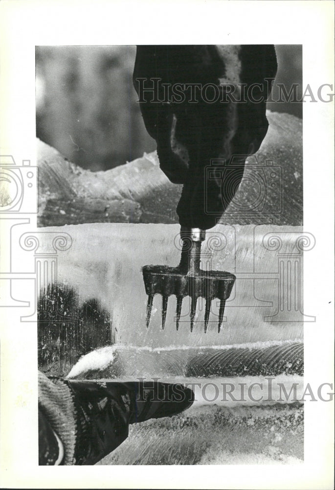 1983 Press Photo Nadeau Ice Carving Tool Sculpture - RRW38147 - Historic Images