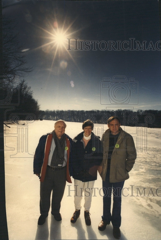 1991 Press Photo Fighting to save the Fox River Bluffs - RRW38169 - Historic Images