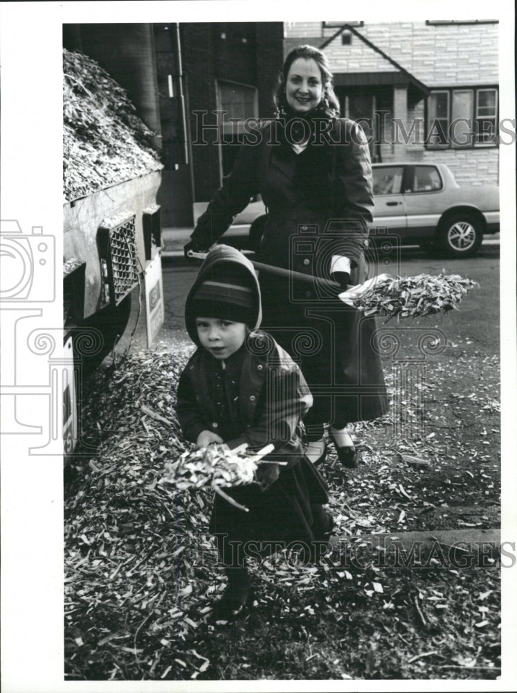 1991 Press Photo Jane Cooperman &amp; Daughter Nora Garden - RRW38173 - Historic Images